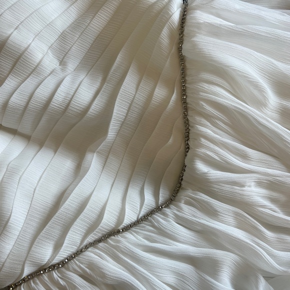 Short White chiffon dress with neck scarf - Picture 4 of 9